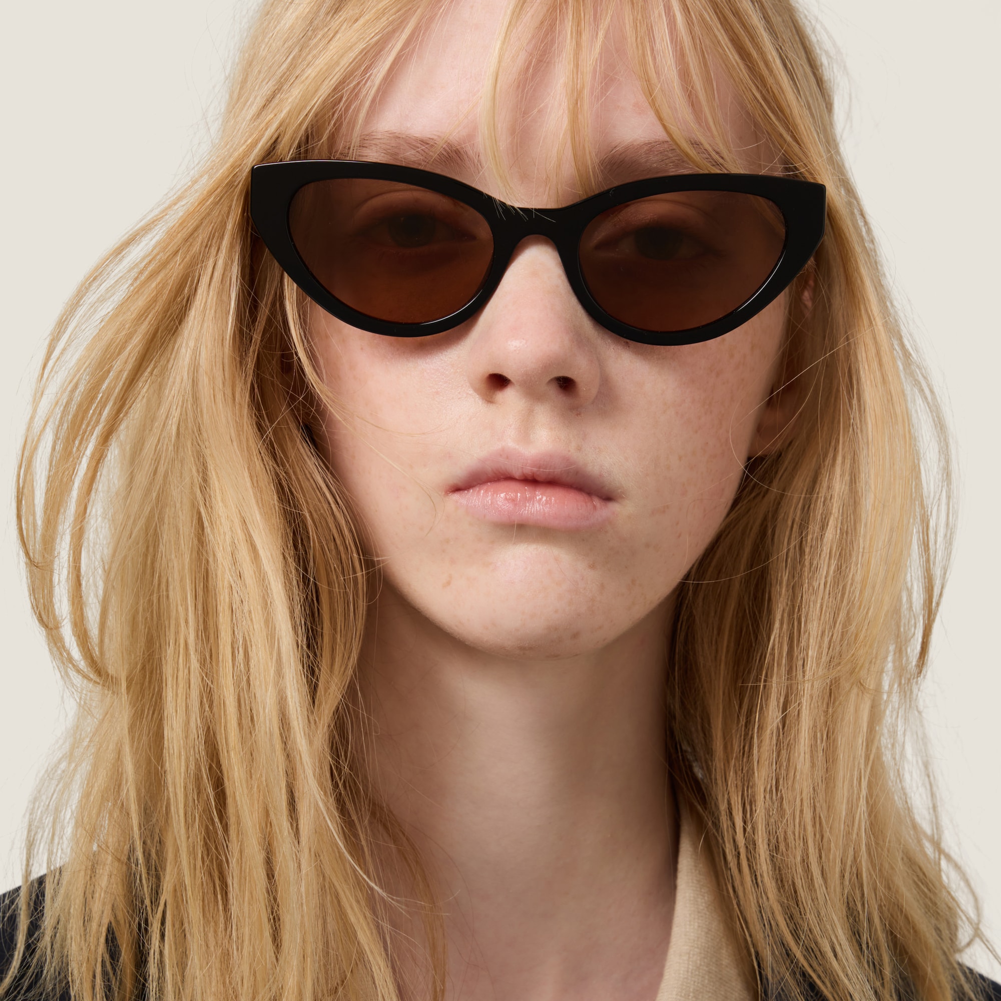 Miu Miu Logo sunglasses - Image 6
